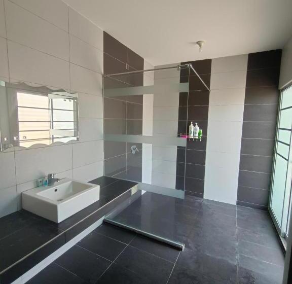 Семейный Номер, Pro Qaseh Room Stay , Darulaman Lake Home