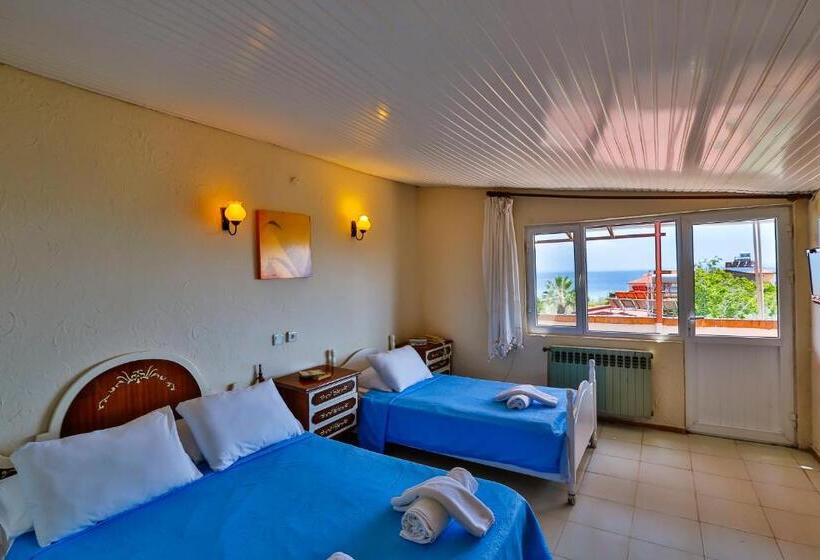 اتاق استاندارد چهارنفره با چشم‌انداز باغ, Club Hotel Gultur