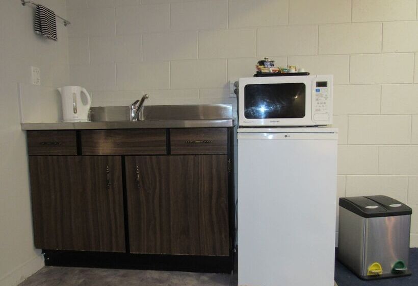 Студия Стандарт, Palmerston North Motel