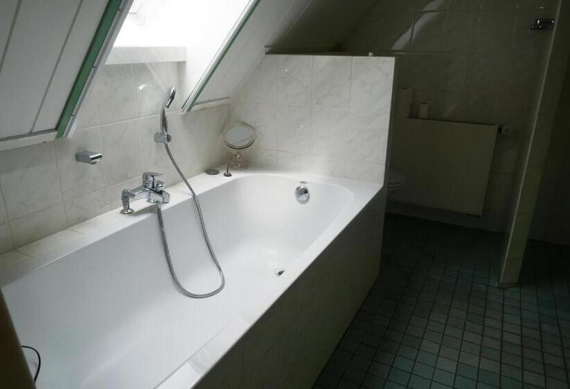 Quarto Triplo Estandar, B&b Rezonans