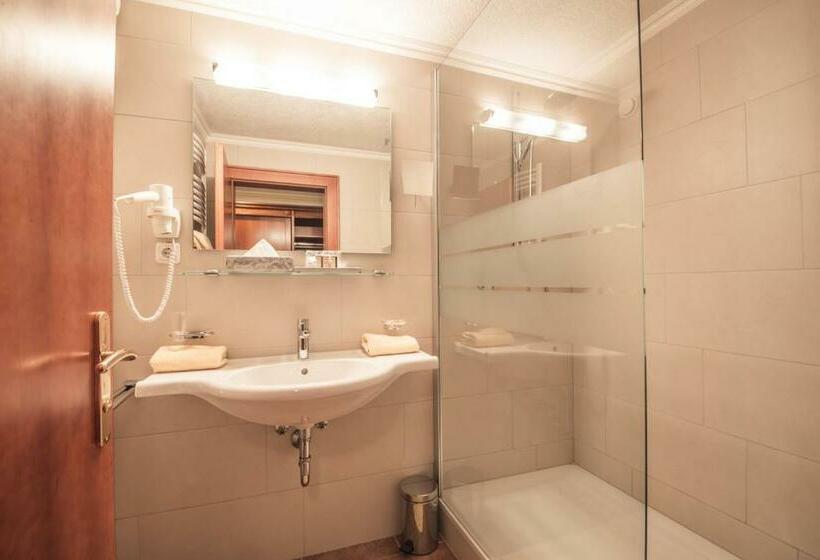 Habitación Estándar, Kristall