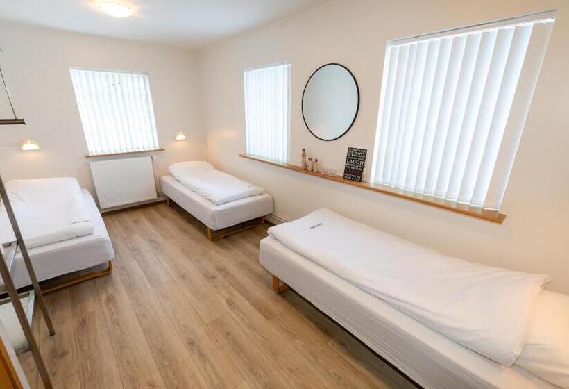 اتاق استاندارد سه تخته با سرویس بهداشتی مشترک, Akureyri Hostel