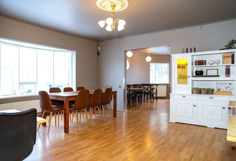 اتاق استاندارد سه تخته با سرویس بهداشتی مشترک, Akureyri Hostel