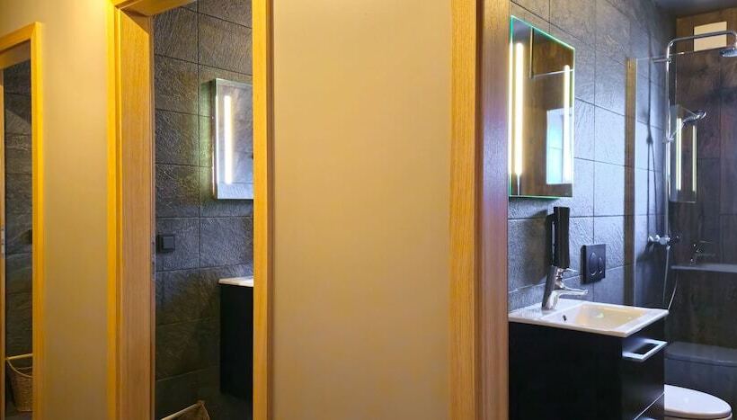 اتاق استاندارد چهارنفره با سرویس بهداشتی مشترک, Akureyri Hostel