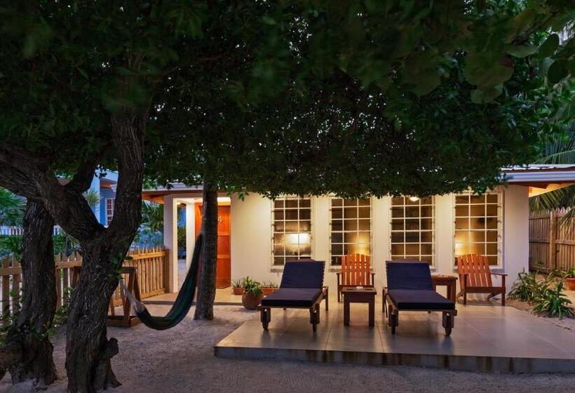 스위트 킹사이즈 침대, Weezie S Ocean Front Hotel And Garden Cottages