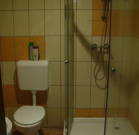 غرفة قياسية ثلاثية, Abszolút Hotel és Panzió
