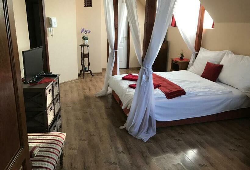 جناح عائلي, Abszolút Hotel és Panzió