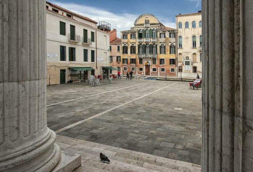 Standard Cuadruple Room Shared Bathroom, San Giacomo Venezia