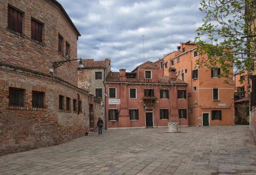Standard Cuadruple Room Shared Bathroom, San Giacomo Venezia