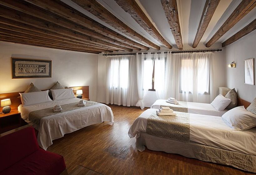 Standard Cuadruple Room Shared Bathroom, San Giacomo Venezia