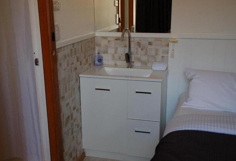 جناح ديلوكس, Calder Motel