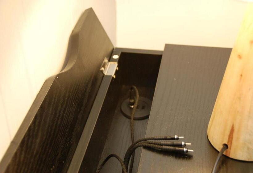 جناح ديلوكس, Calder Motel