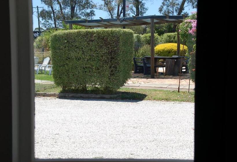 غرفة تنفيذية, Calder Motel