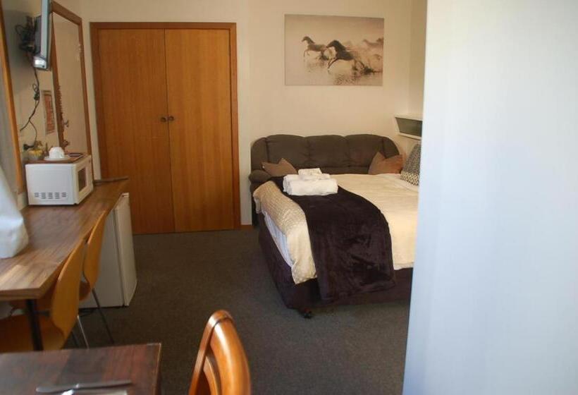 جناح ديلوكس, Calder Motel