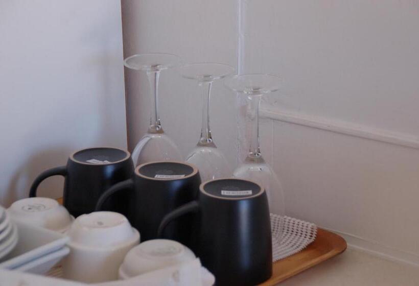 غرفة تنفيذية, Calder Motel