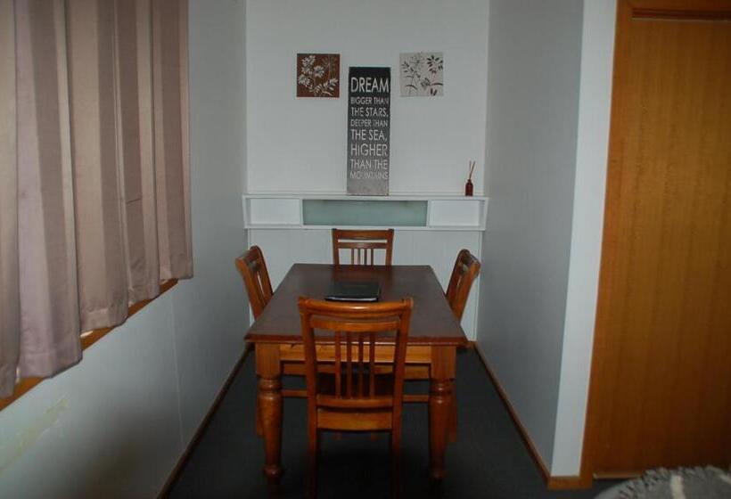 غرفة تنفيذية, Calder Motel