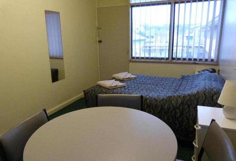패밀리 룸, Grand Central Motel