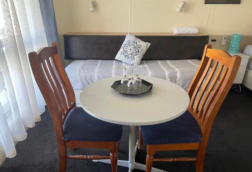 Номер Комфорт, Woodmans Hill Motel