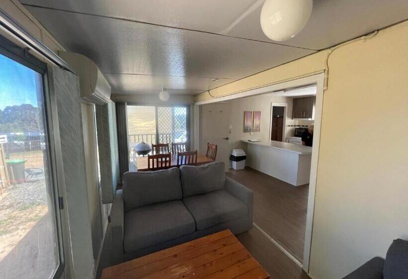 Хижина, Woodmans Hill Motel