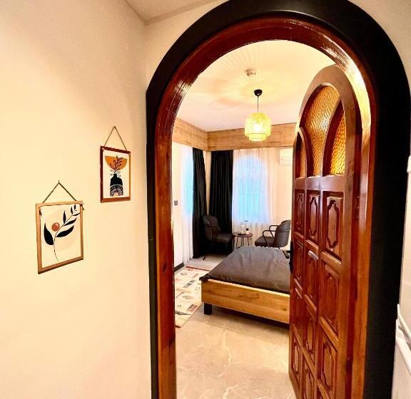 إستديو قياسى مزود بشرفة, Sencer Apart