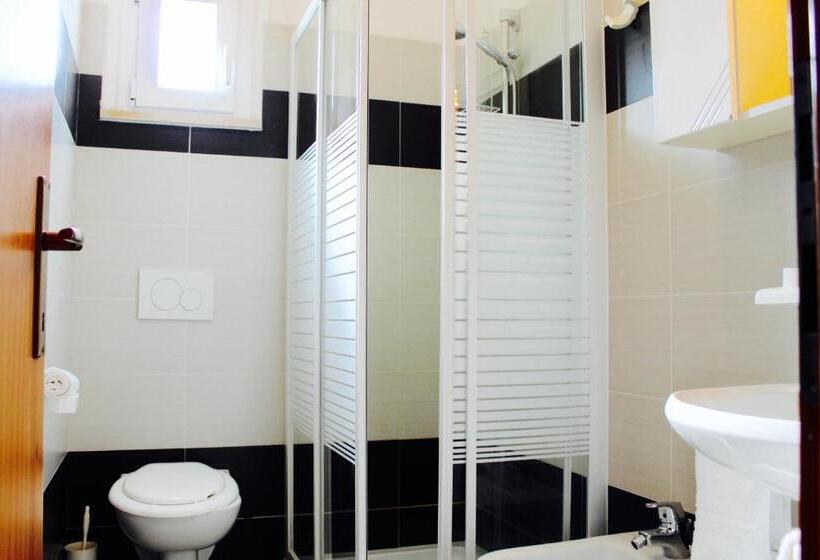 Четырехместный Номер Стандарт с Балконом, President Pool & Room