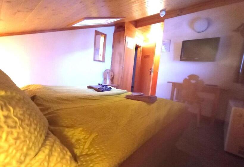 Номер Стандарт, Chambre Double Doppelzimmer Camping Jaunpass