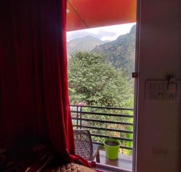 家庭间, Aditya Villa