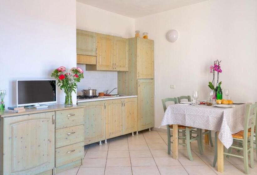 آپارتمان 1 خوابه با چشم‌انداز دریا, Residence With Swimming Pool In Badesi, Apartments With Air Conditioning And Private Outdoor Area