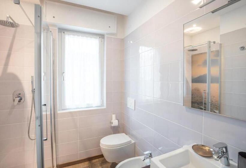 اتاق استاندارد با بالکن, Rolly