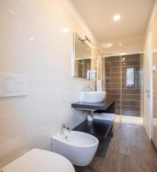 اتاق خانوادگی, Rolly