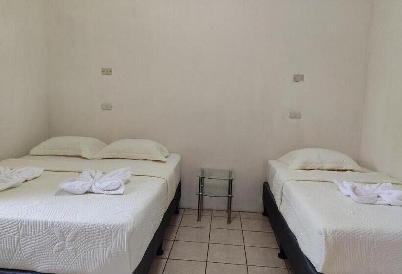اتاق استاندارد سه نفره, Blue Moon Hostel