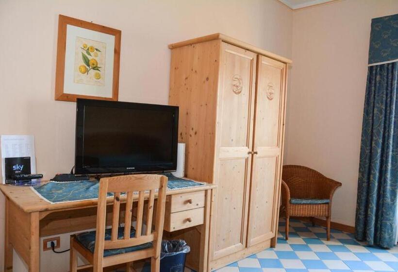 اتاق استاندارد با چشم‌انداز دریاچه, Locanda Ruscello Garnì
