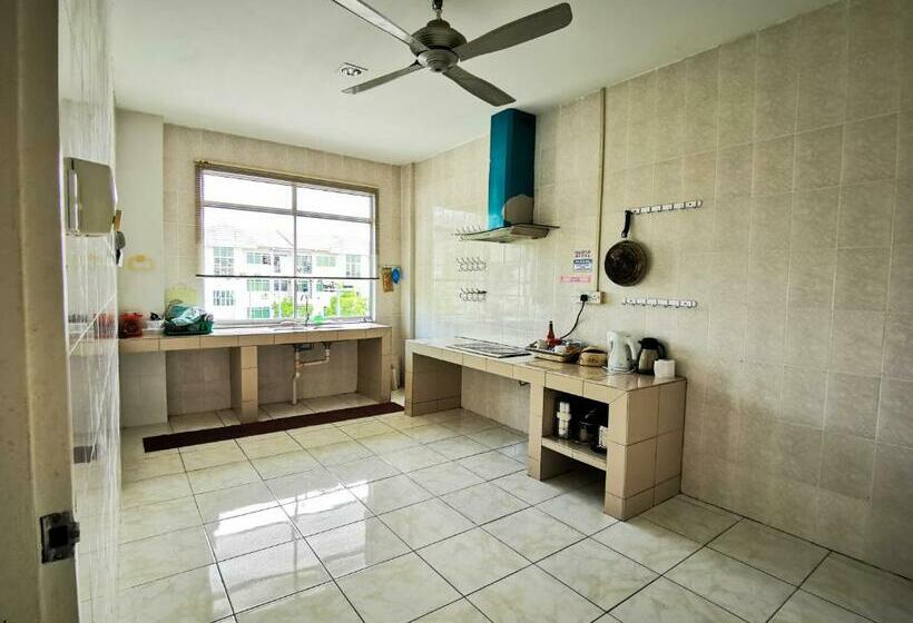 디럭스 룸 킹사이즈 침대, Natol Homestay   Kuching