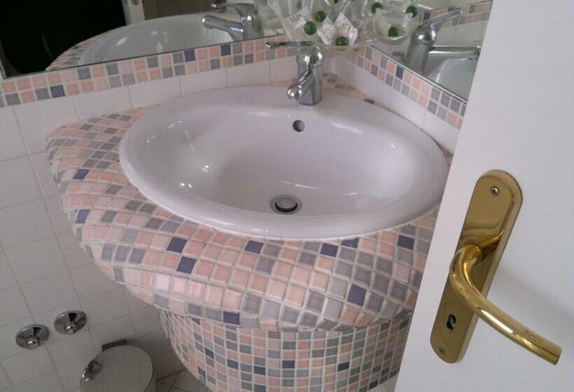 غرفة قياسية فردية, La Rotonda