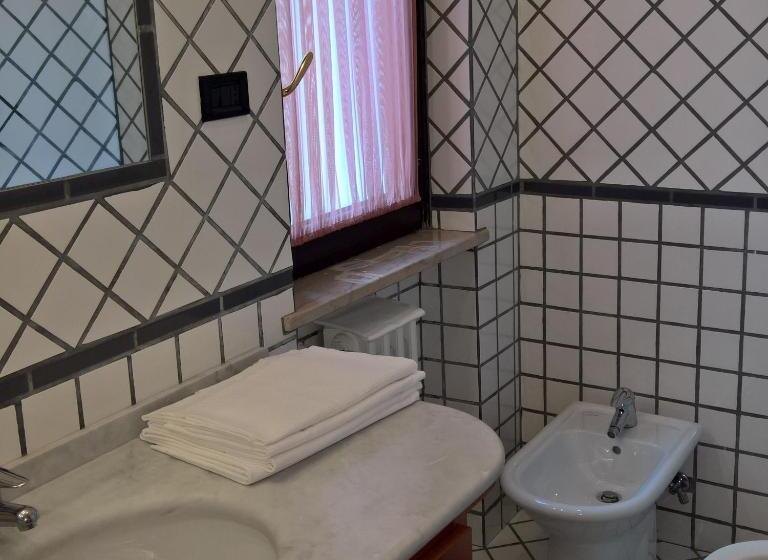 غرفة قياسية ثلاثية, La Rotonda