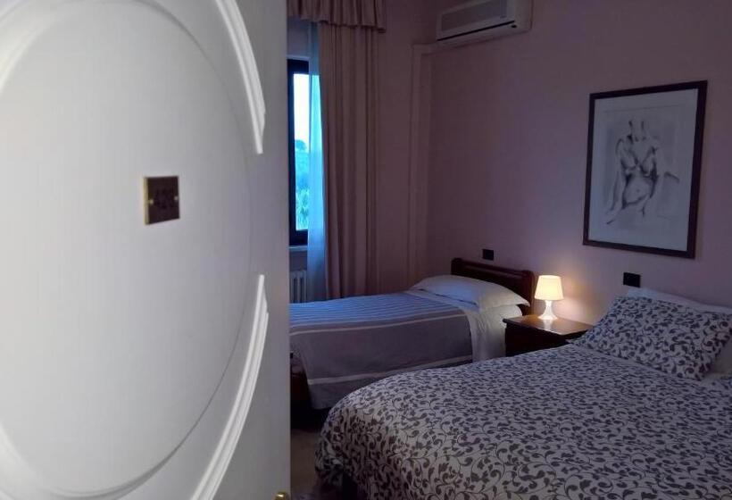 غرفة قياسية ثلاثية, La Rotonda