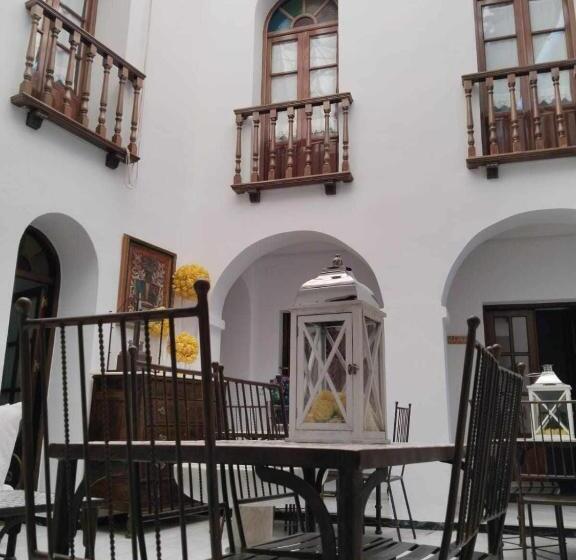 اتاق استاندارد با وان آب گرم, Hostel Mayflowers