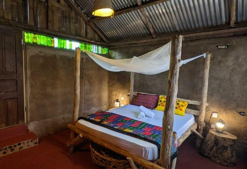 بانگلوی استاندارد, Backyard Hostel