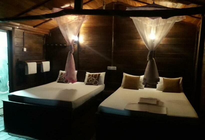 اتاق خانوادگی با چشم‌انداز کوه, Golden Rainbow Guest House