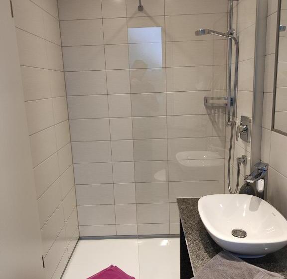 اتاق لوکس, Gästehaus Stock Zimmer Sahnehäuble