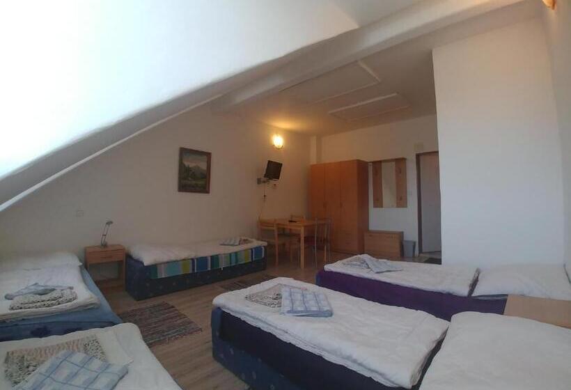 Семейный Номер, Kv Apartmans Varšavská
