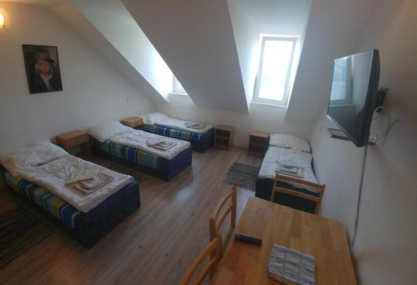 Четырехместный Номер Стандарт, Kv Apartmans Varšavská