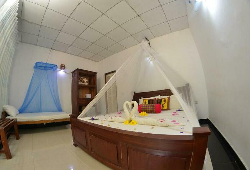 Люкс Deluxe Кровать Кинг, Habarana Tree House Ambasewana Resort