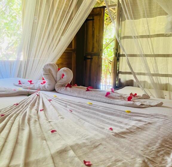 Номер Deluxe с Балконом, Habarana Tree House Ambasewana Resort