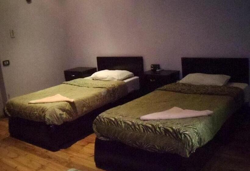 اتاق استاندارد با سرویس بهداشتی مشترک, Freedom Hostel