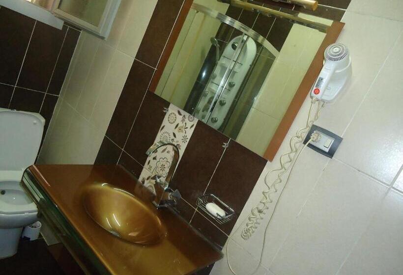 اتاق استاندارد سه تخته با سرویس بهداشتی مشترک, Freedom Hostel