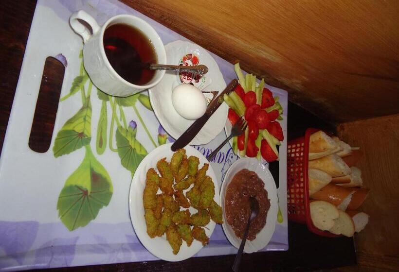 اتاق استاندارد سه تخته با سرویس بهداشتی مشترک, Freedom Hostel