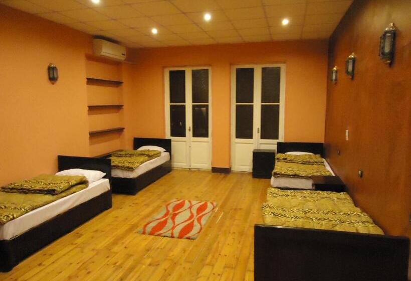 اتاق استاندارد سه تخته با سرویس بهداشتی مشترک, Freedom Hostel