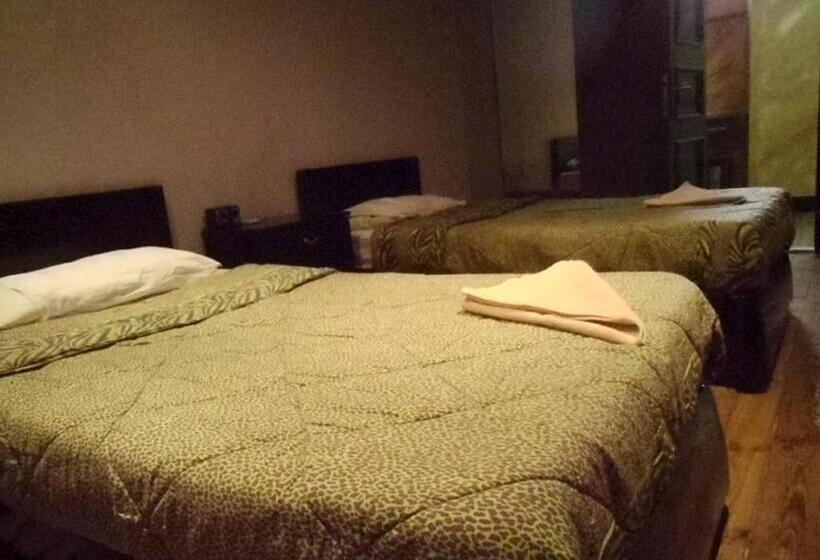 اتاق استاندارد سه تخته با سرویس بهداشتی مشترک, Freedom Hostel
