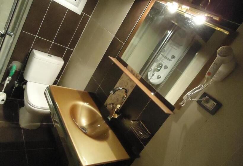 اتاق استاندارد سه نفره, Freedom Hostel